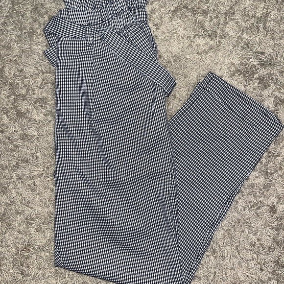 Low bottom stretch like pants. - Picture 4 of 6